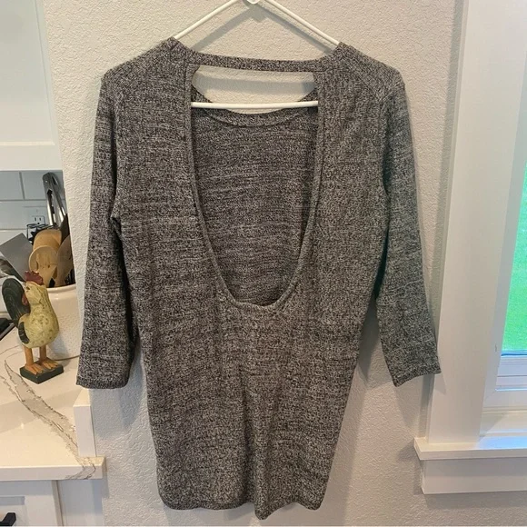 Aritzia Babaton Quarter Sleeve Open Back Light Weight Sweater Shirt. - Picture 2 of 4